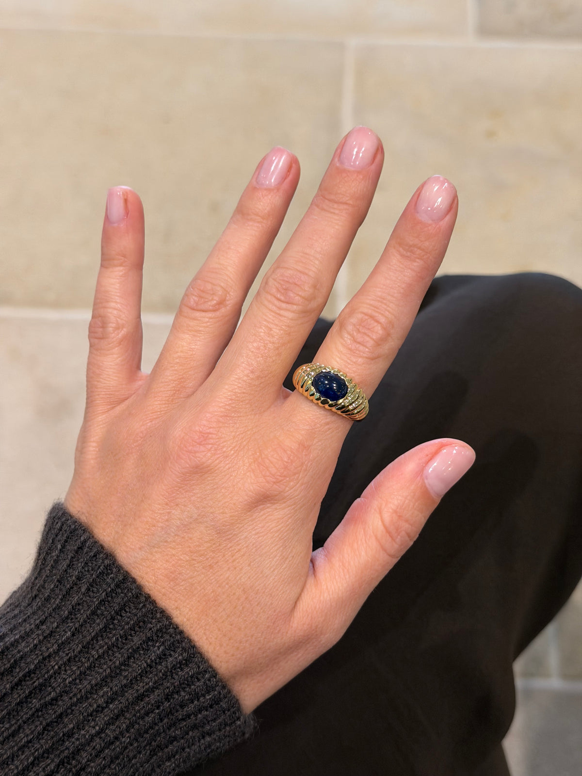 Vintage 18ct gold & cabochon sapphire ring