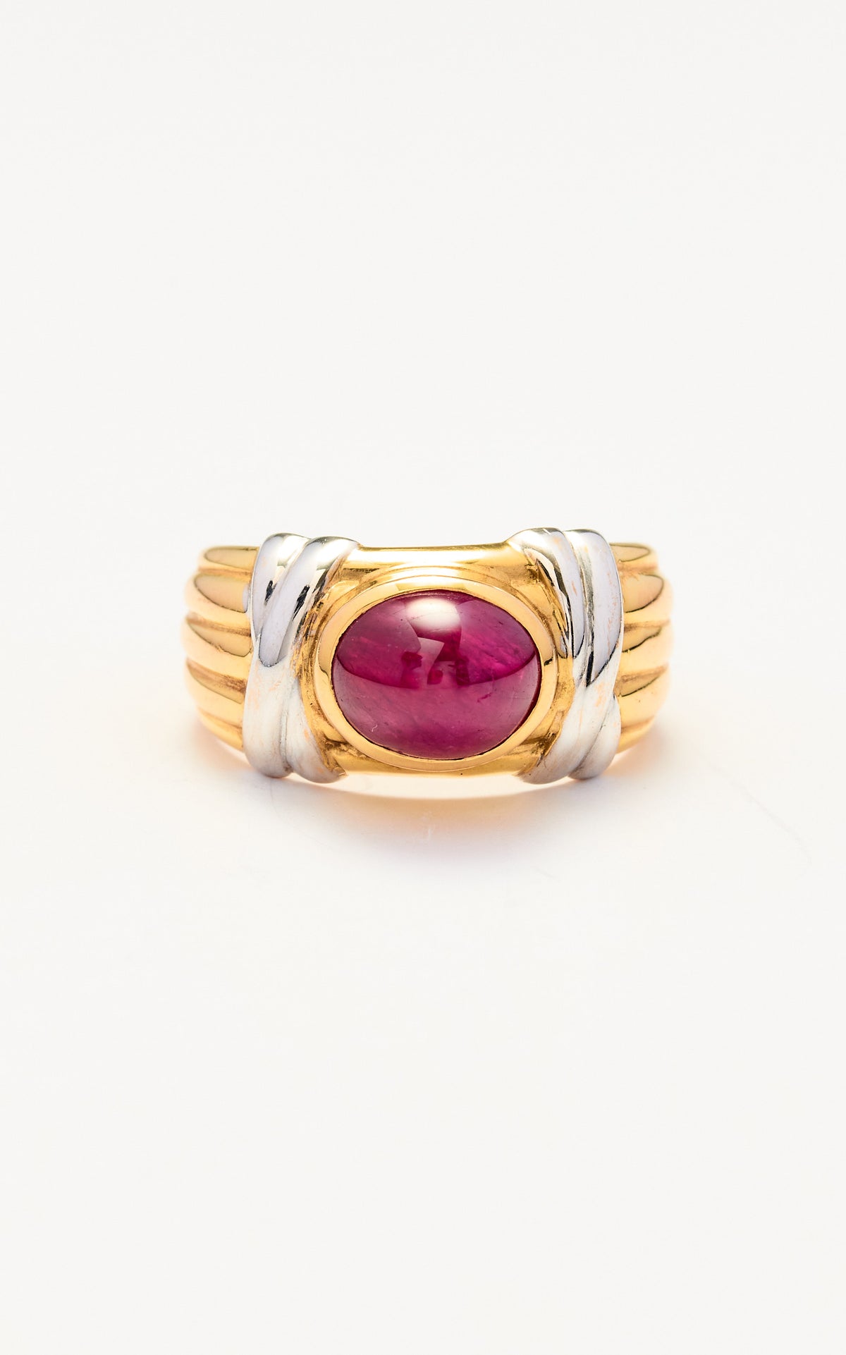 Vintage 18ct gold two-toned ring with cabochon ruby.
