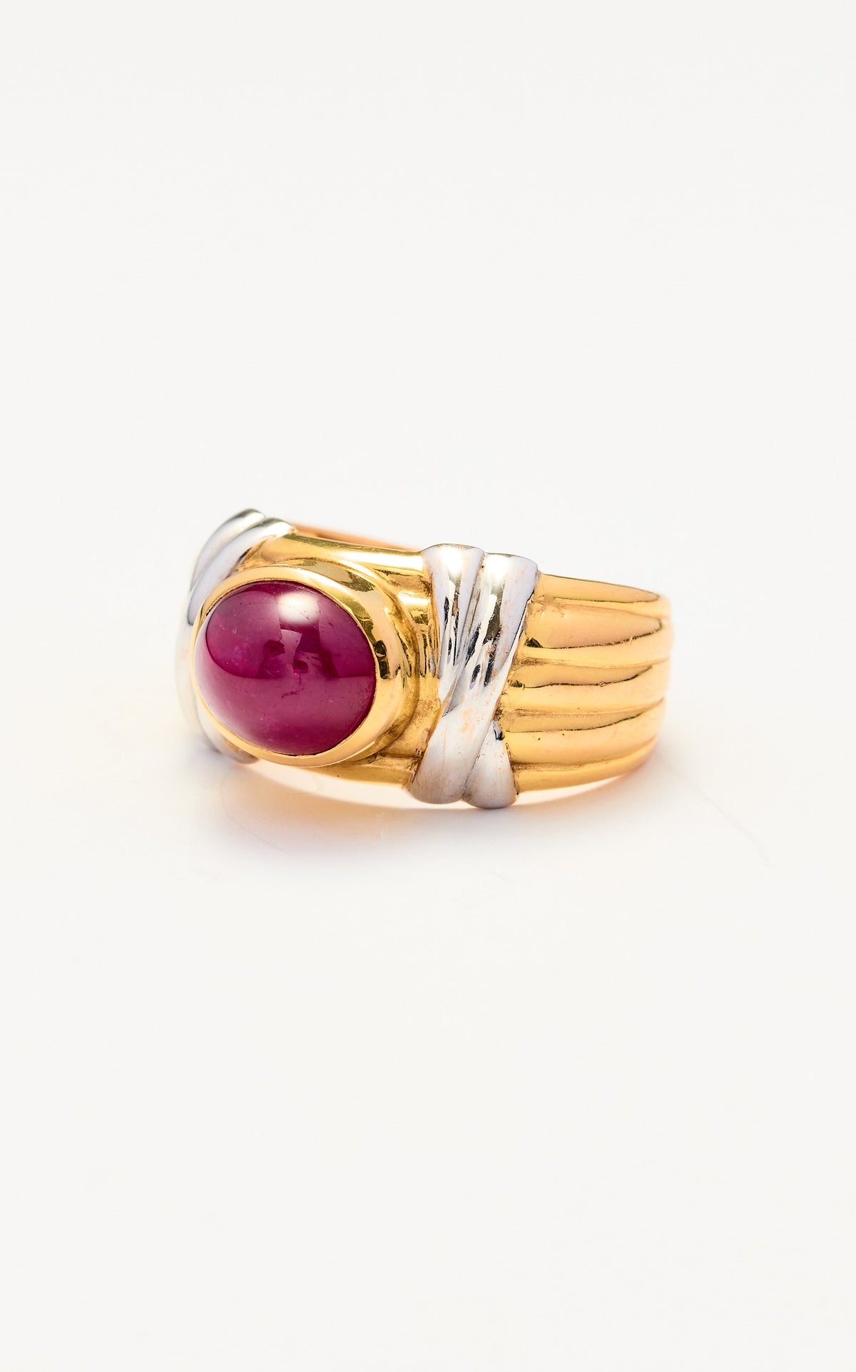 Vintage 18ct gold two-toned ring with cabochon ruby.