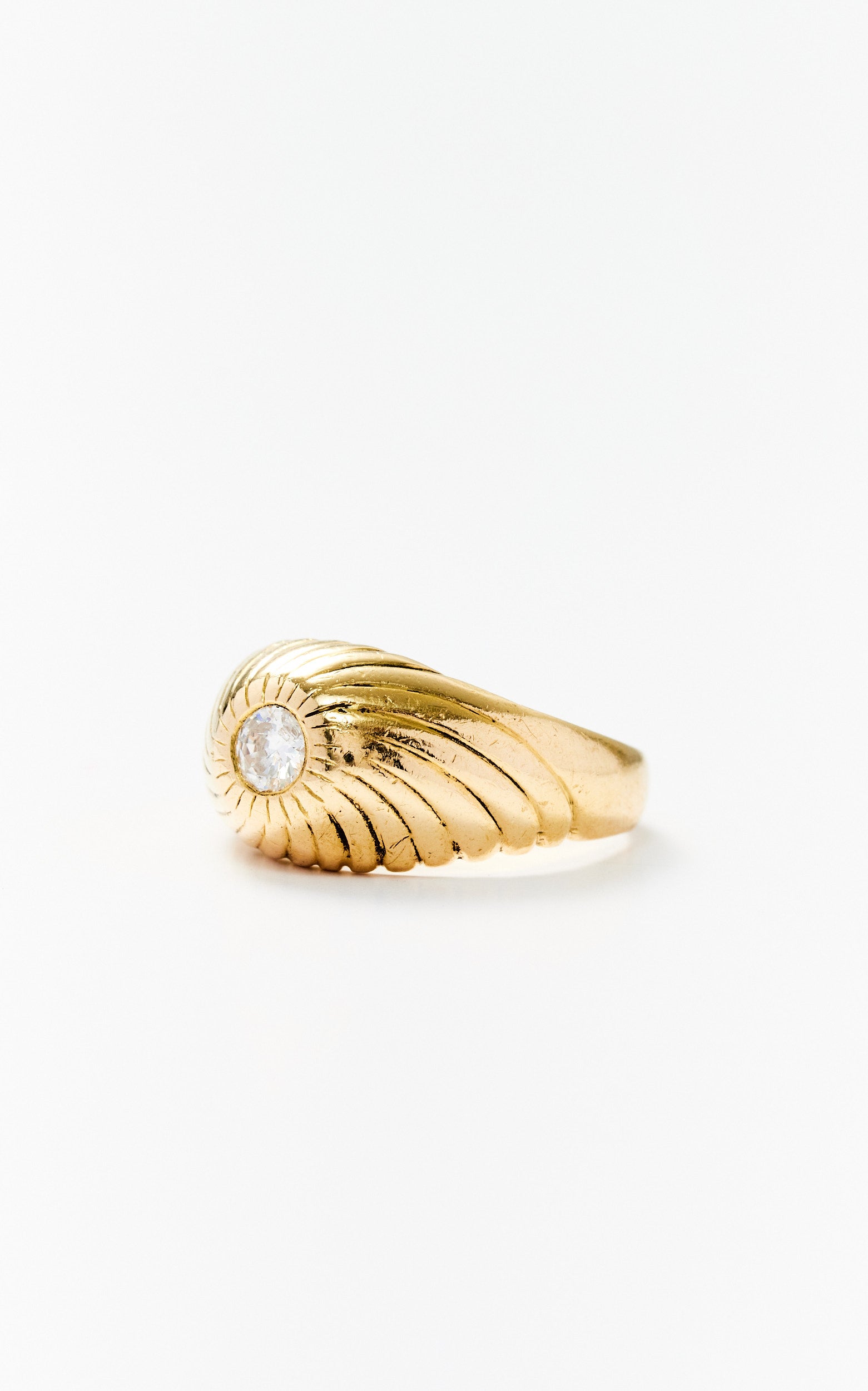 Vintage fluted 18ct gold & diamond ring